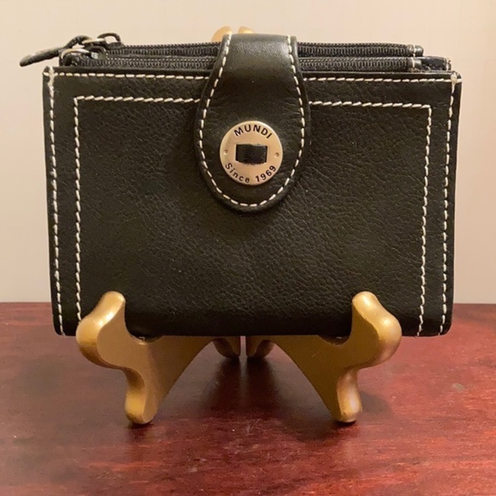 NWOT Mundi black leather wallet